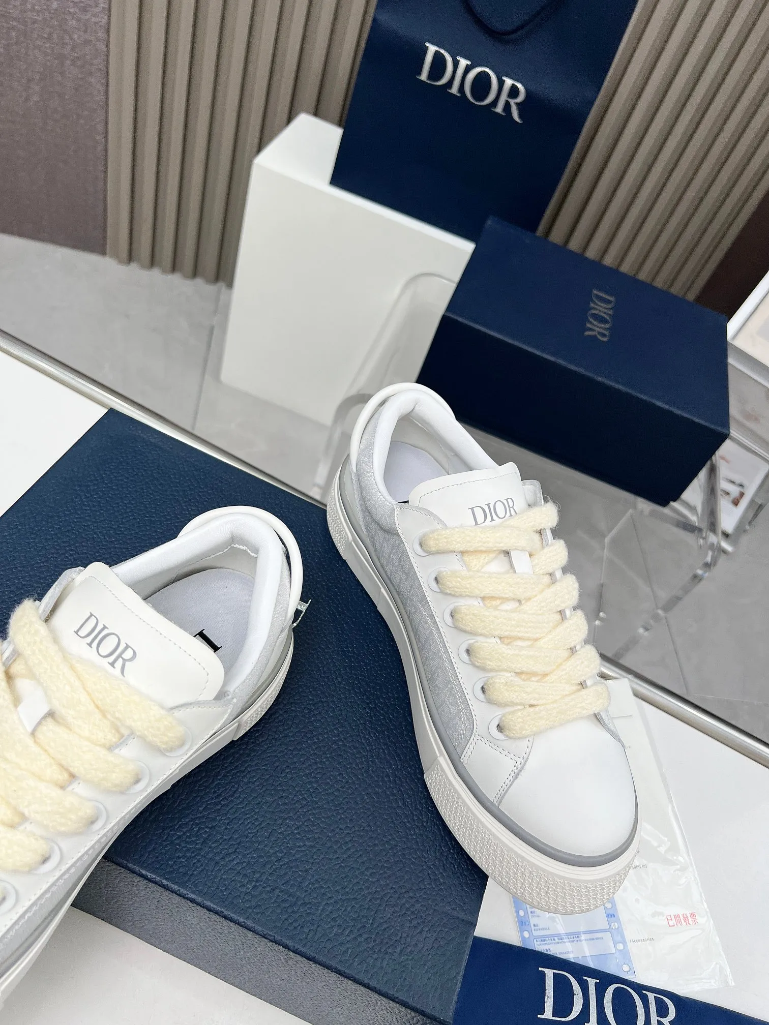 👟👟Ex-factory price 560👟👟 Embroidery +20, DIOR Dior B33 couple's casual shoes - black embroidered model 2024 spring new style, a new interpretation of the classic tennis shoes, the fashionable silhouette highlights the heavy texture, carefully made of black silk matte cowhide, decorated with three-dimensional embroidered Oblique print panels of the same color, and decorated with Dior It's distinguished by a padded tongue with an embossed logo, wide black mohair laces and tonal brass eyelets with a matte finish. The solid black Oblique print-effect rubber sole is decorated with a contrasting Dior 30 Avenue Montaigne logo on the back to enhance the style and add a fashionable touch to the casual look. Size: Women's 35-40 (34, 41 customized, non-refundable) Men's 39-45 (38, 46 customized, non-refundable)